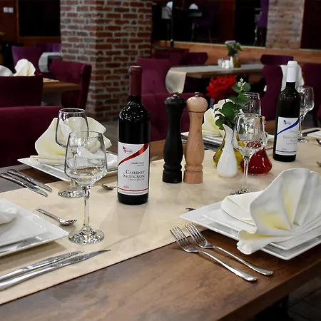 And Winery Lozar מלון