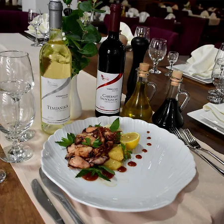 מלון And Winery Lozar ביטולה